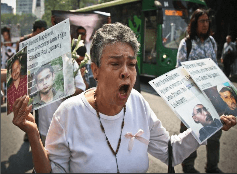 En paralelo, organizaciones civiles se unen al dolor de estas familias y exigen justicia para sus muertos. En México, casi 27,000 personas se encuentran desaparecidas, de acuerdo a la organización Amnistía Internacional