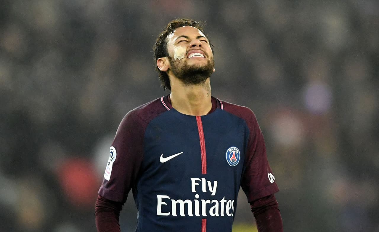 Com si no fuera suficiente, Neymar sufrió una lesión de tobillo que pone en duda su presencia clave contra Real Madrid. Si juega podría empeorar y ahora debe decidir si se opera para no arriesgarse.