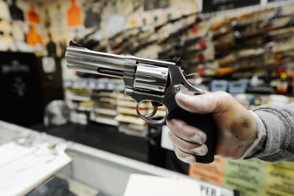 Una de las reacciones a la reciente masacre en una escuela en Connecticut puede observarse en tiendas de armas y artículos para defensa en Estados Unidos, a las que acuden padres a comprar mochilas blindadas para sus hijos y aficionados que acumulan fusiles de asalto anticipándose a una posible restricción en su disponibilidad. Ver toda la información