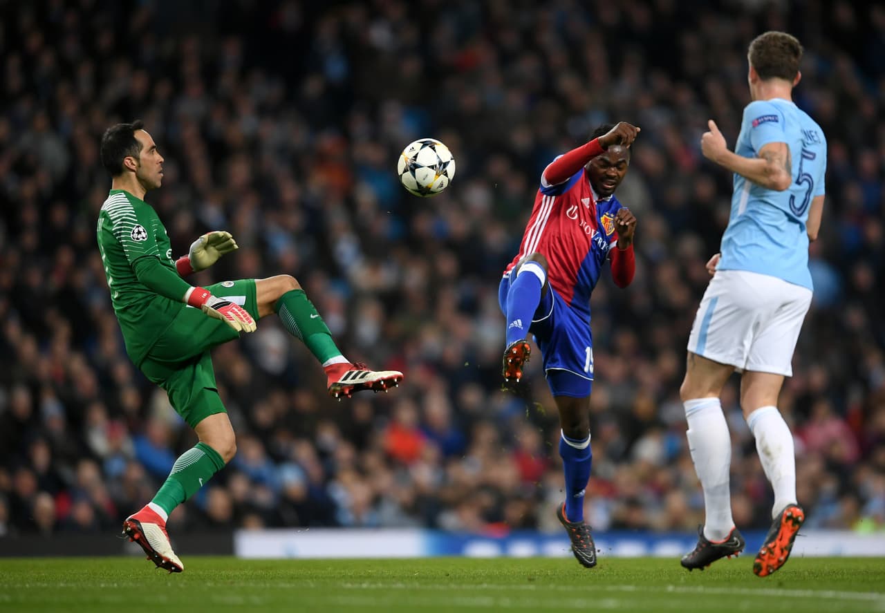 El arco defendido por el chileno Claudio Bravo, que jugó sus primeros minutos en Champions League, empezó a verse en problemas.