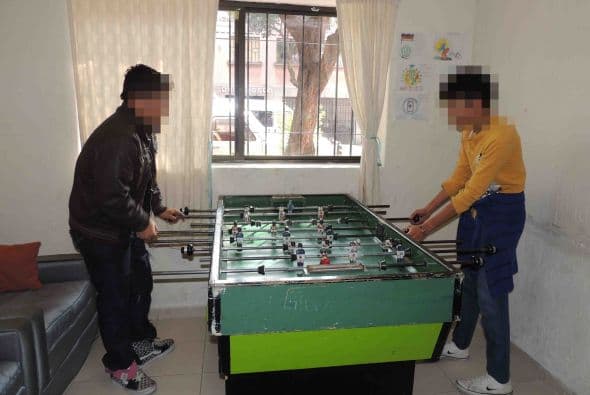 En el refugio tienen una sala de televisión y hasta un futbolito, que está cerrado bajo llave, pero es abierto cuando los chicos acaban con sus labores. Foto: LSantacruz.