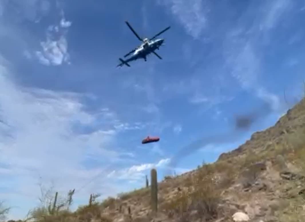 Un helicóptero de la policía de Phoenix participó en el traslado del hombre.