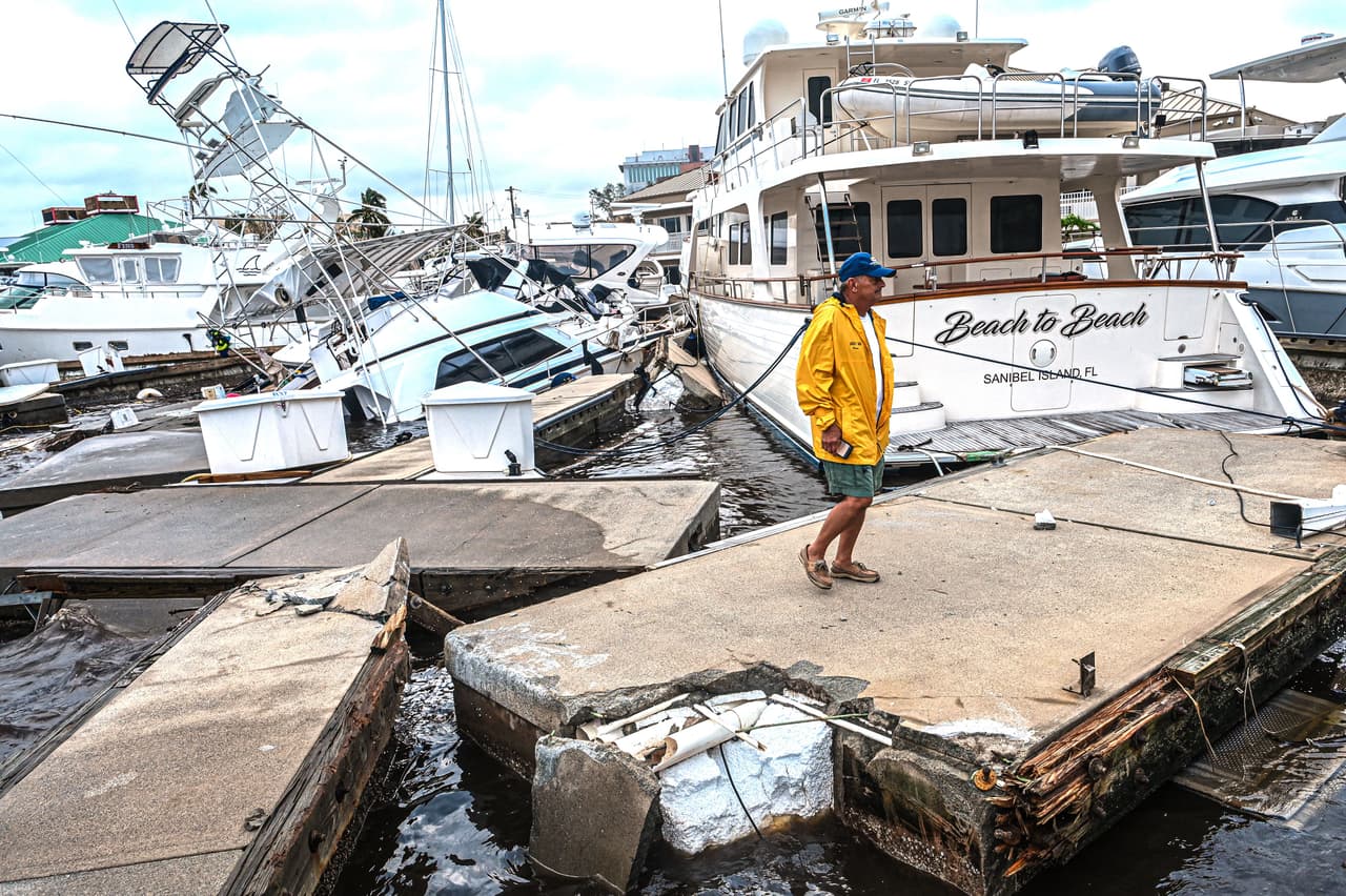 Un hombre inspecciona los daños en un puerto deportivo. DeSantis también hizo referencia a la crítica situación en el condado Lee, donde Ian arrasó e indicó que hay daños estructurales, como el puente que conecta la isla de Sanibel con el territorio peninsular, que quedó seriamente dañado.
<br>