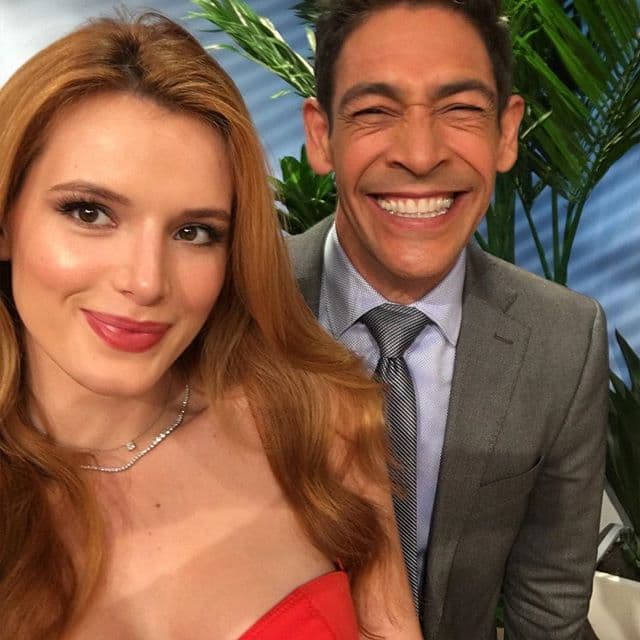 ¡Johnny no perdió la oportunidad para tomarse la 'selfie' con Bella! (14 de diciembre, 2015).