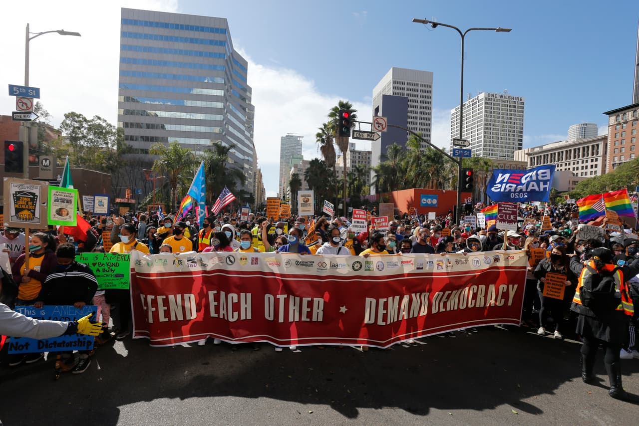 Si bien hay un clima de fiesta en la ciudad, los manifestantes marchan para defender la protección de los resultados de la votación después de que el exvicepresidente y candidato presidencial demócrata Joe Biden fuera anunciado como el ganador sobre el presidente Donald Trump, este sábado 7 de noviembre de 2020.