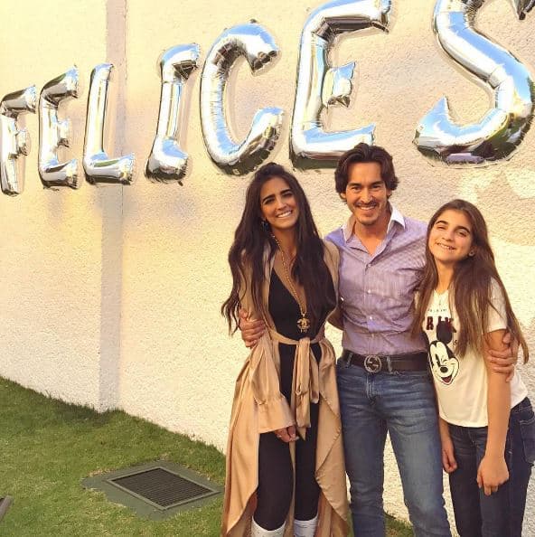 La hija de la actriz Bárbara de Regil, Alexa, mantiene una relación como de padre e hija con Fernando Schoenwald, actual esposo de la mexicana.