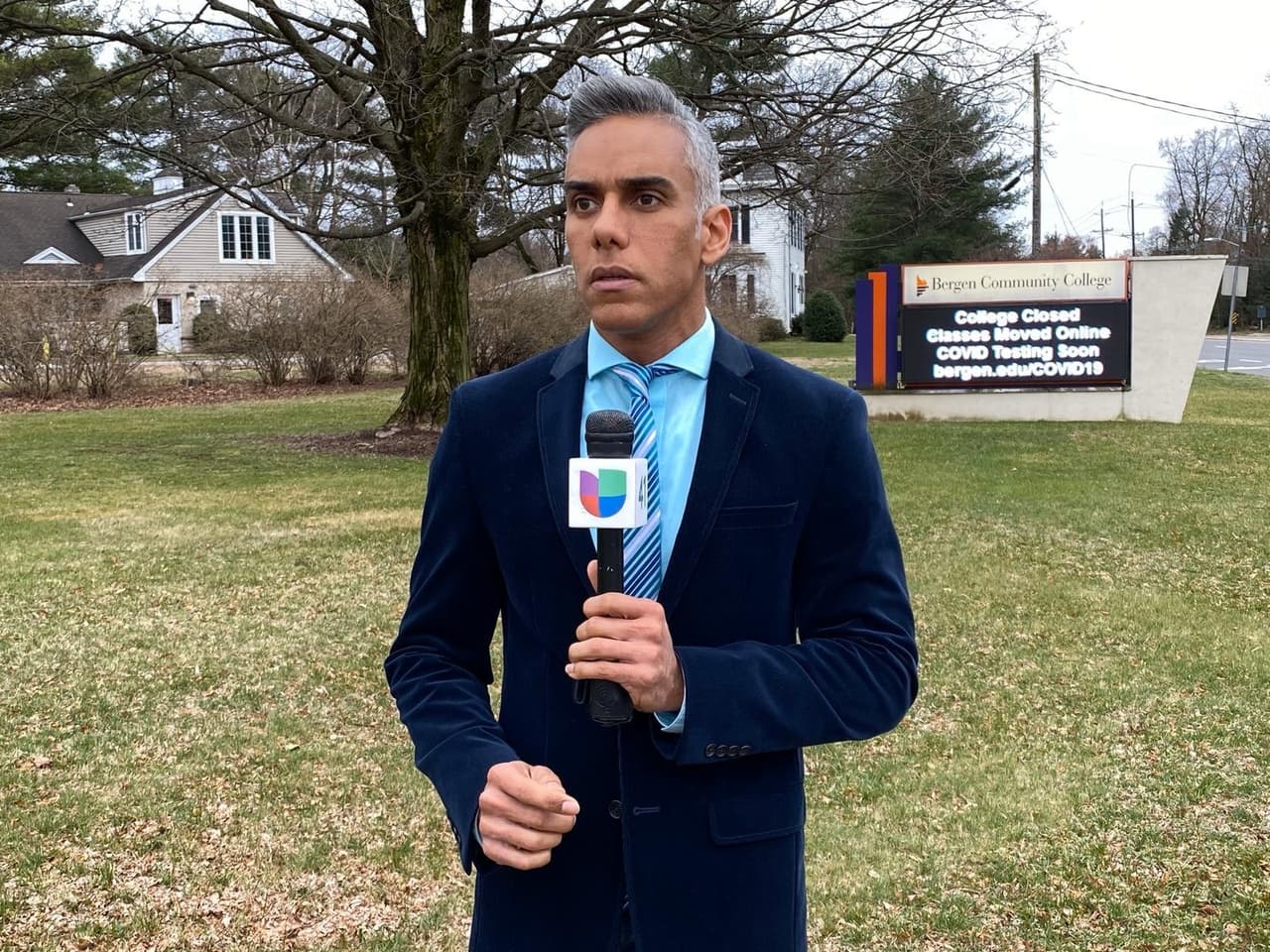 El reportero de Noticias Univision 41 Gary Merson se encuentra en el primer puesto de pruebas de tránsito en Bergen Community College, Paramus, NJ.