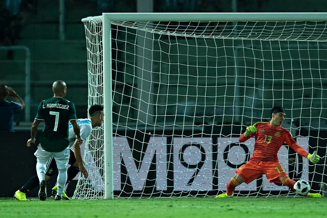 Sin embargo, Ochoa no pudo evitar que Argentina se pusiera arriba en el marcador al minuto 44 del primer tiempo.