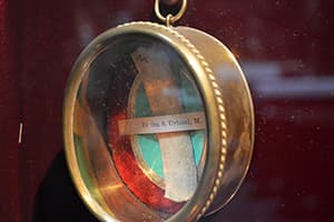 <b>Horario</b>: sábado a jueves: 13:00 a 16:00| Visitas guiadas: dom, martes, jueves y sábados en distintos horarios
<br>
<b>Tienda y museo</b>: 
<a href="https://pghshrines.org/chapel-gift-shop" target="_blank">sábado a jueves: 13:00 a 16:00 </a>
<br>
<b>Costo</b>: Gratis, pero se aceptan donaciones. 
<br>
<b>Sitio web</b>: 
<a href="https://pghshrines.org/about-st-anthony-chapel" target="_blank">SaintAnthonysChapel.org</a>
<br>
<b>Dirección</b>: 
<a href="https://www.google.com/maps?q=1704+Harpster+St.+Pittsburgh,+PA+15212&rlz=1C5GCEM_en&um=1&ie=UTF-8&sa=X&ved=2ahUKEwijhuDQ8pr0AhXvY98KHbQDBW0Q_AUoAXoECAEQAw" target="_blank">1704 Harpster St. Pittsburgh, PA 15212</a>