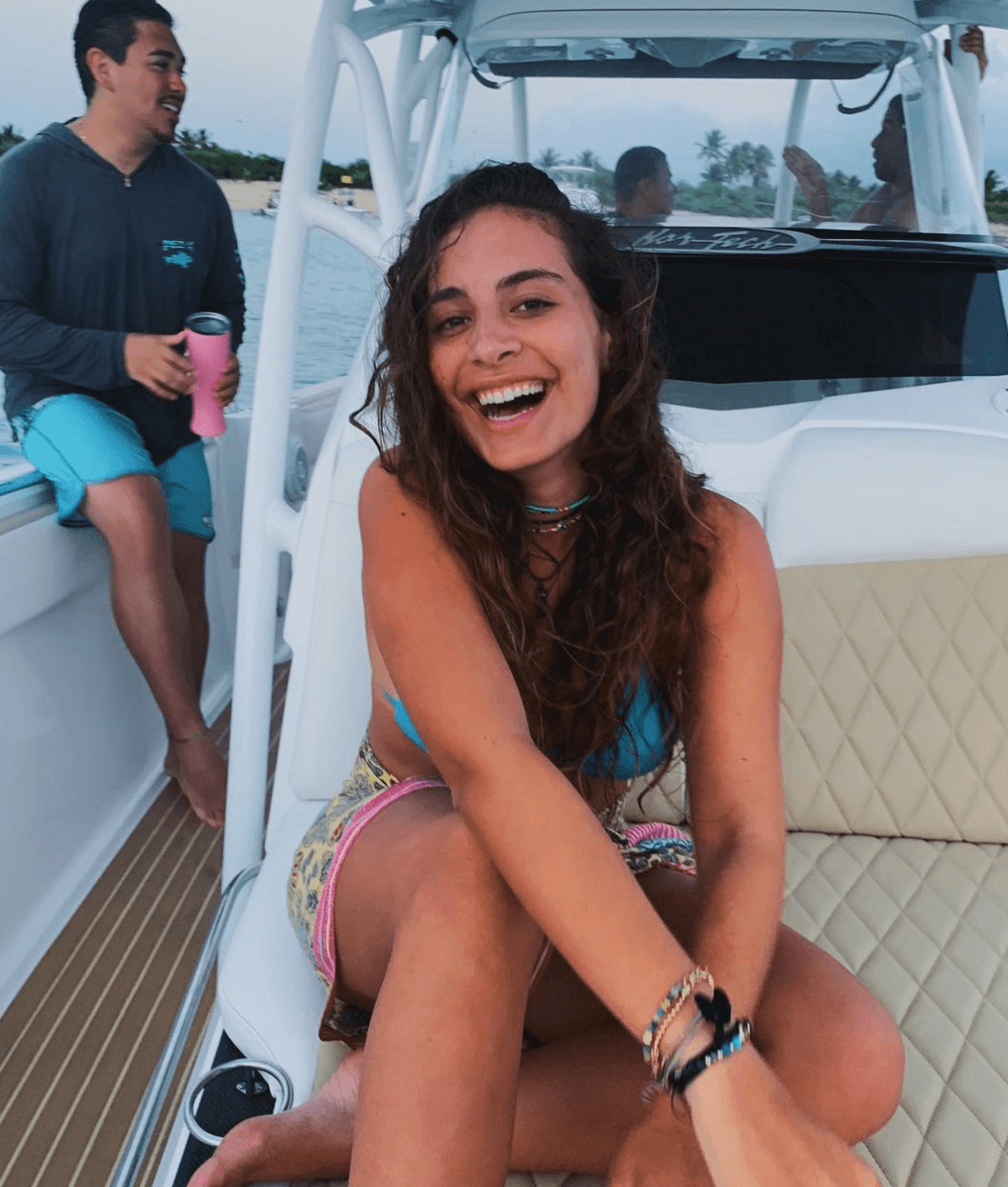 Ella tiene una sonrisa que recuerda al cantante boricua, así como una tonificada figura que presume en su cuenta de Instagram, red social en la que tiene más de 400 mil seguidores.