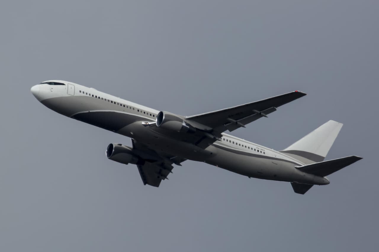 <h3 class="cms-H3-H3"><b>Roman Abramovich</b></h3>
<br>
<br>El multimillonario empresario ruso y dueño del Chelsea Football Club compró un Boeing 767-33A en el año 2004 y lo convirtió en una nave apta hasta para un presidente. No solo por la espectacular decoración en su interior, sino también por su sistema de seguridad con prevención de misiles aéreos como el que lleva el Air Force One.
<br>