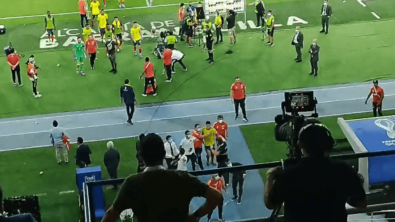 James Rodríguez es escoltado por agresión de la afición tras derrota de Colombia