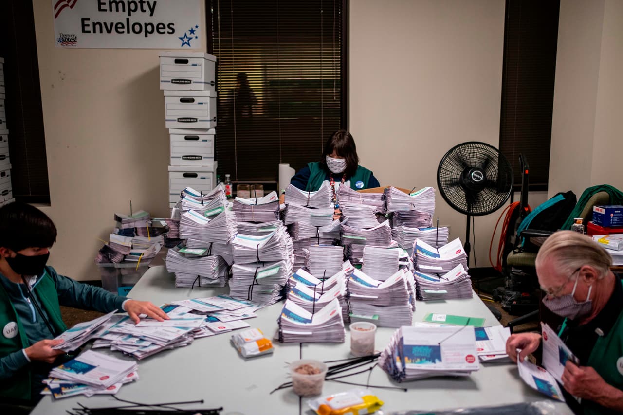Un grupo de jueces electorales verifican y cuentan las boletas en el edificio de la División Electoral en Denver Colorado. 
<b>Un Juez ordenó al servicio postal de EEUU (USPS) verificar el envío de votos por correo en oficinas en estados claves. </b>Esto es para garantizar "que no se hayan retrasado las papeletas y (...) que se envíen inmediatamente".