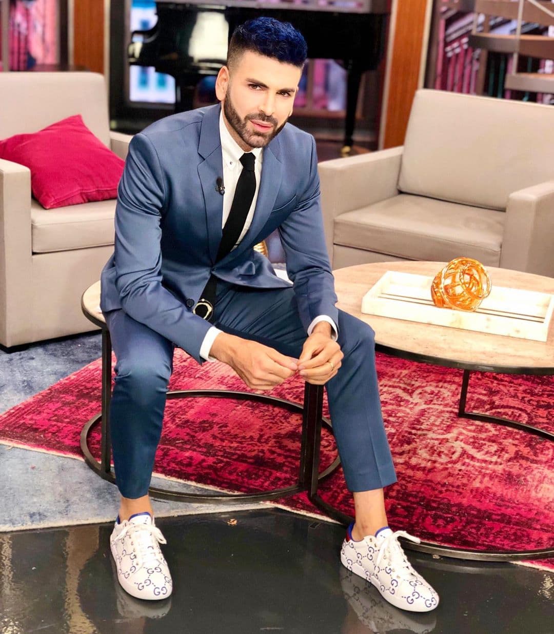 Por lo que preguntó a sus seguidores si debería conservar el tono azul: "¿Cuántos días le damos al azul? ¿Me lo dejo para los Premios Juventud 2019 o no?".