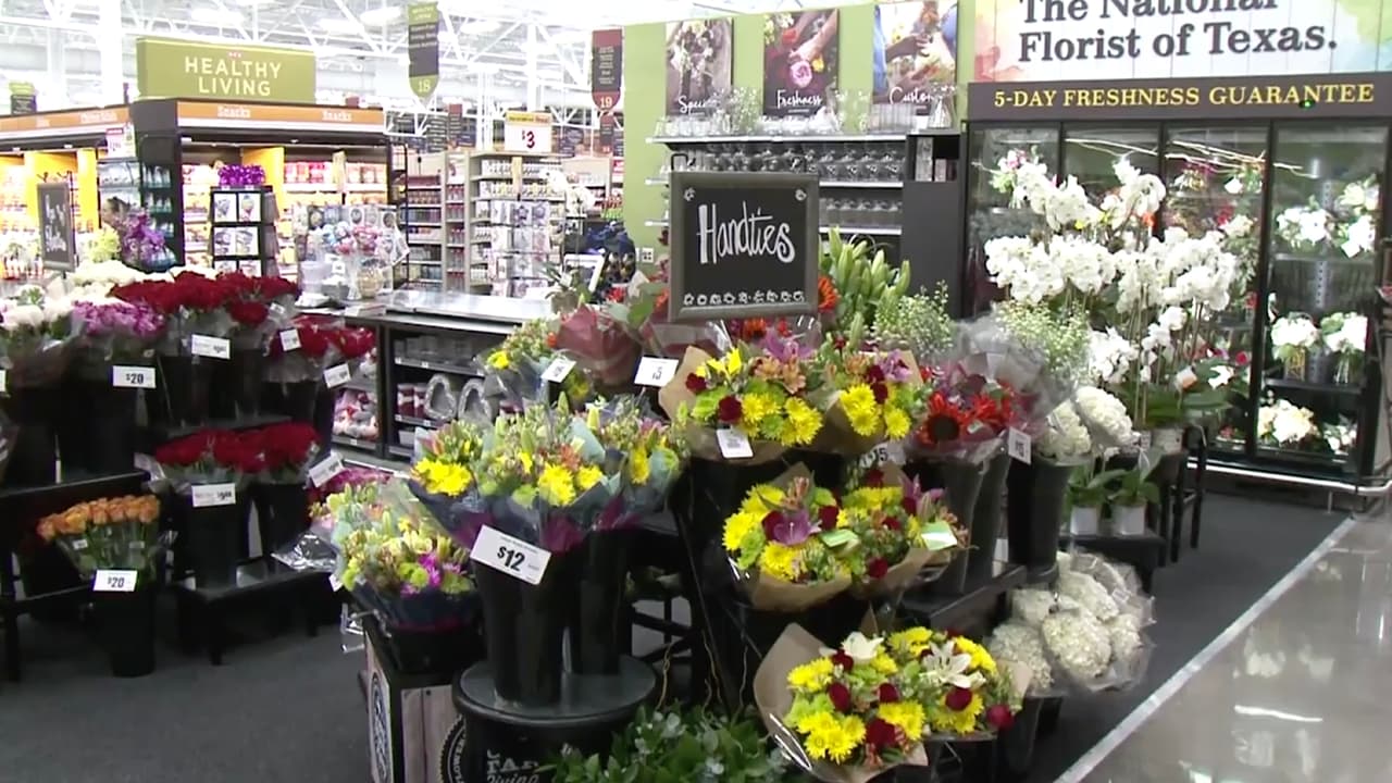 El establecimiento cuenta con todos los departamentos que son costumbres en la marca HEB como el floral.