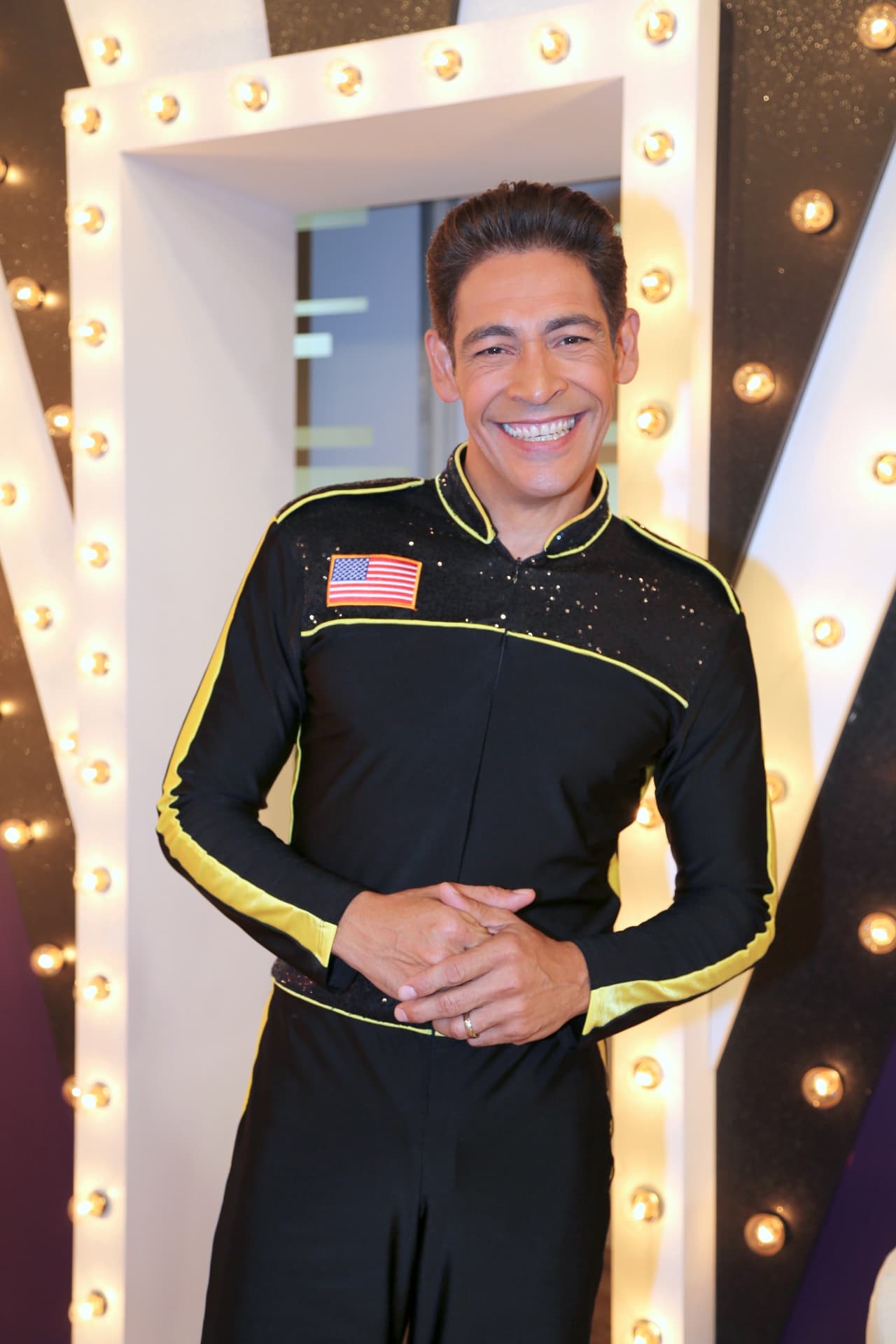 Johnny debutó en la pista de la cuarta temporada de "Mira Quien Baila" en septiembre de 2013.