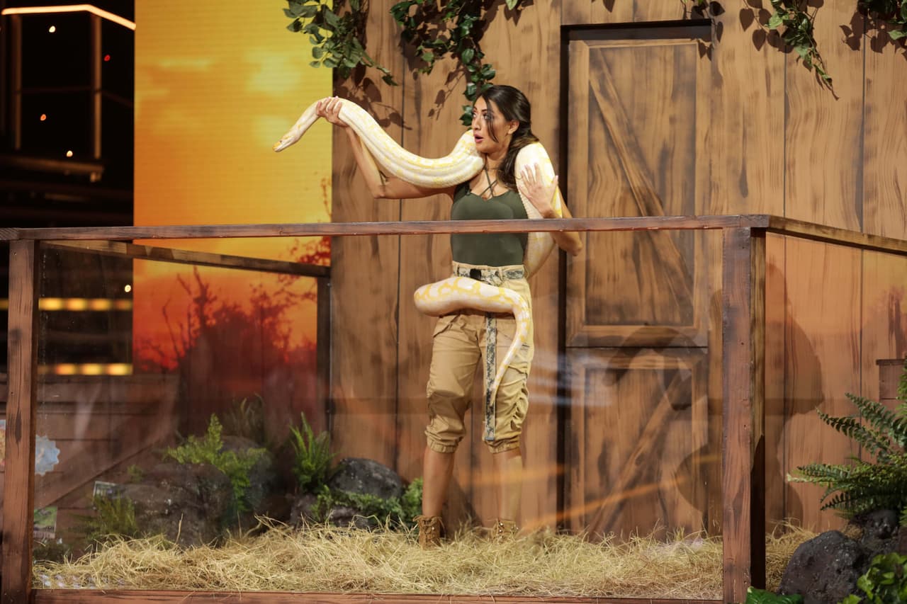 El reto más complicado había llegado: Elvira Reyes cargó una enorme serpiente.