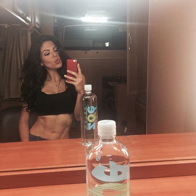 Gracias a este ejercicio la actriz se puede mantener en forma.