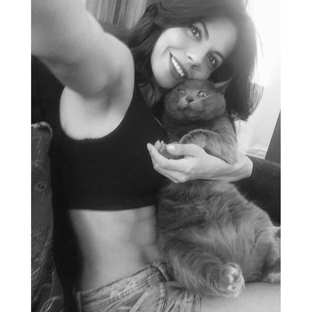 Ese gatito ha de ser la envidia de muchos hombres.