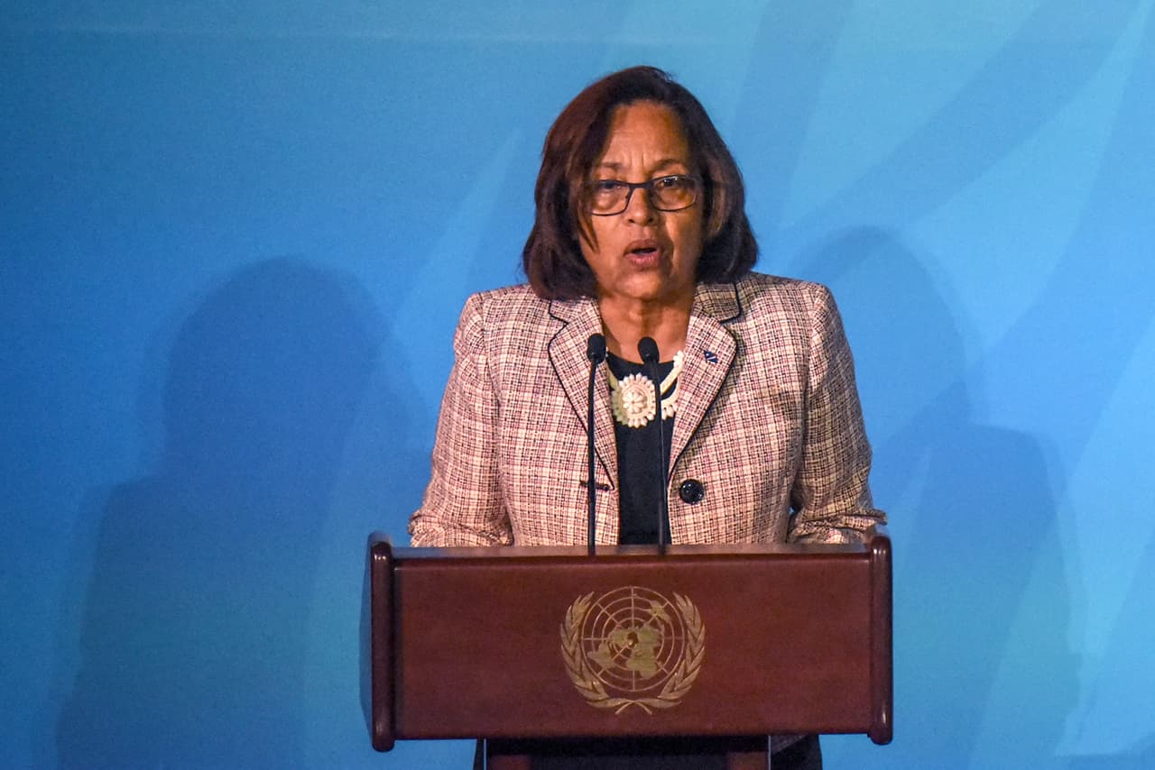 <b>Hilda Heine. </b>Educadora de profesión y con experiencia como líder político, se convirtió en la primera mujer presidente de las Islas Marshall en enero de 2016 y, al mismo tiempo, en la primera mujer presidente de un país de Micronesia y la tercera en ser cabeza de un gobierno en las Islas del Pacífico. Su formación profesional la obtuvo en Estados Unidos, en la Universidad de Oregon, en la Universidad de Hawaii y en la Universidad del Sur de California, donde estudió su doctorado. Fue miembro independiente del parlamento nacional y ministra de Educación. Es una activista y defensora de los derechos de la mujer. En el año 2000 fundó la organización Women United Together Marshall Islands