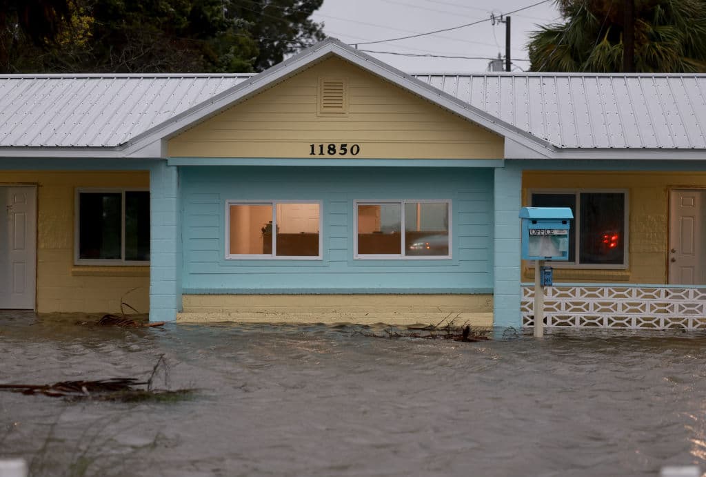 En las zonas más cercanas al malecón, en Cedar Key, había que esperar a que bajaran las aguas para revisar los daños.