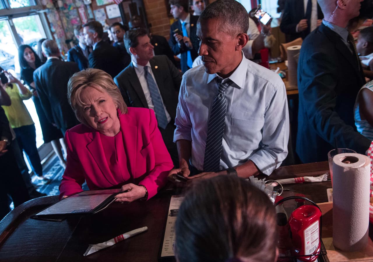 La candidata y el presidente salieron a comer al Midwood Smokehouse, de Charlotte. Obama hizo referencia a la masacre de Orlando y se preguntó como era posible que el Congreso no haya aprobado leyes que impidieran a una persona que está en la lista de "no volar" del FBI comprar armas.