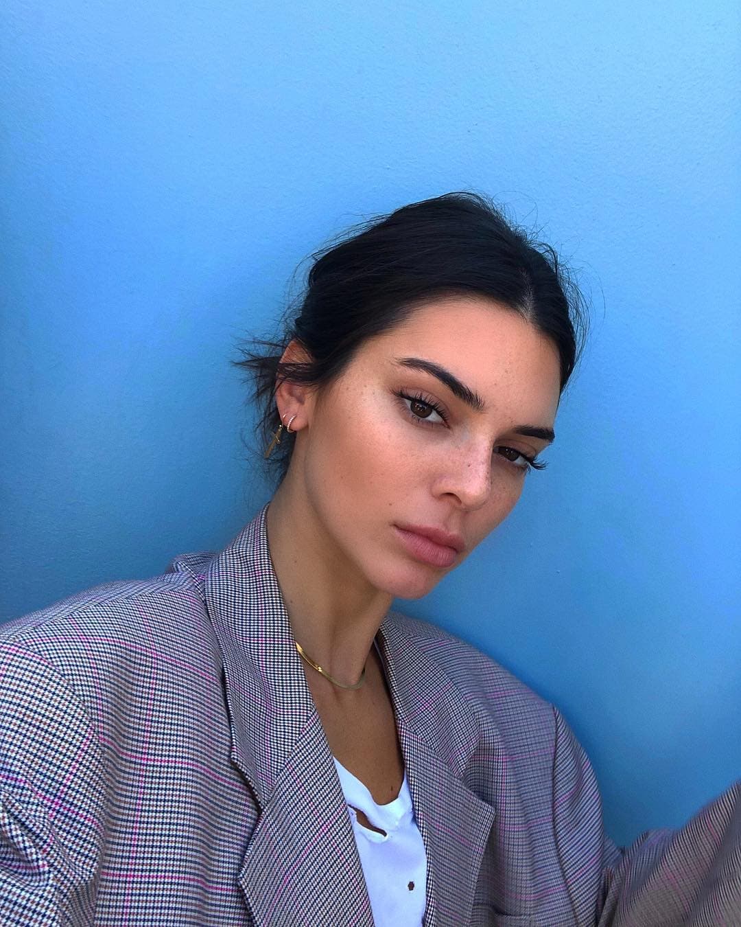 Quien también se ha mostrado sin maquillaje en Instagram es Kendall Jenner, una de las modelos mejor cotizadas actualmente. En esta imagen, deja ver un look natural que evidencia las pecas en su rostro.