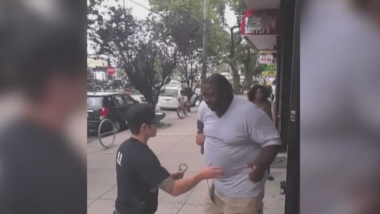 Oficial acusado en el caso de Eric Garner es suspendido después de que juez de la NYPD recomendara su despido del cuerpo de policía