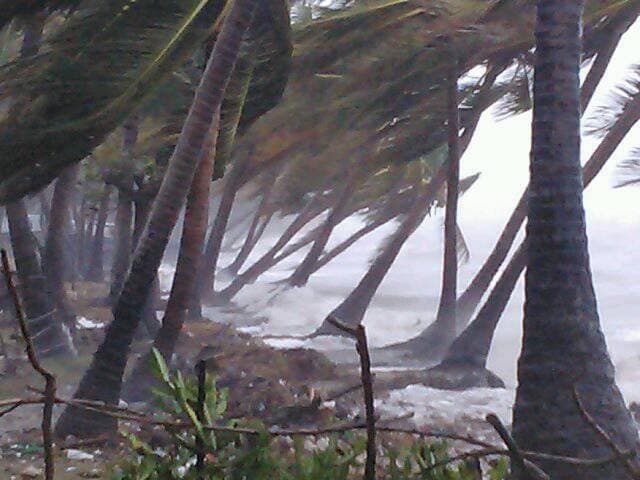 Los fuertes vientos provocados por el huracán Matthew empiezan a golpear en Ile-a-Vache, una pequeña isla de la costa suroeste de Haití con cerca de 10,000 habitantes.