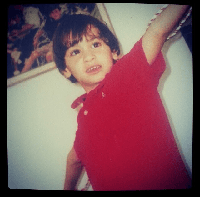 En su casa le dicen Seba, se describe como una persona valiente, confiable y amistoso y se molesta cuando las cosas no le salen bien.