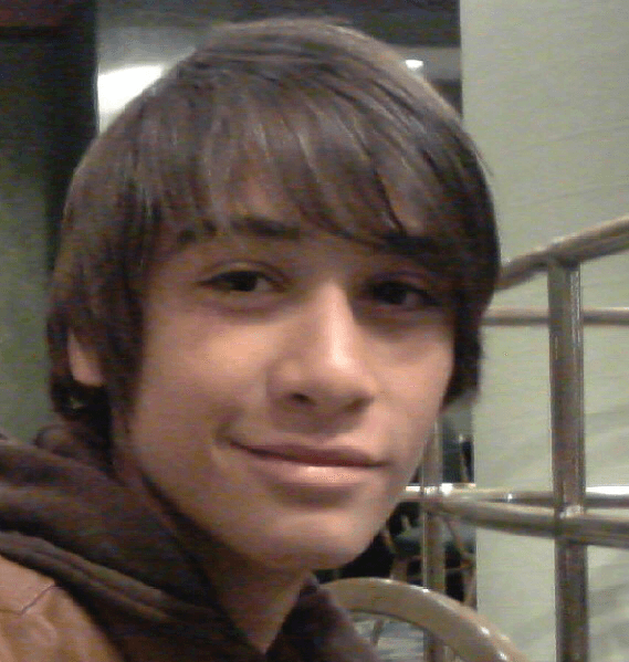 En su casa le dicen Seba, se describe como una persona valiente, confiable y amistoso y se molesta cuando las cosas no le salen bien.