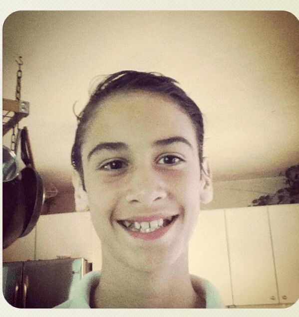 En su casa le dicen Seba, se describe como una persona valiente, confiable y amistoso y se molesta cuando las cosas no le salen bien.