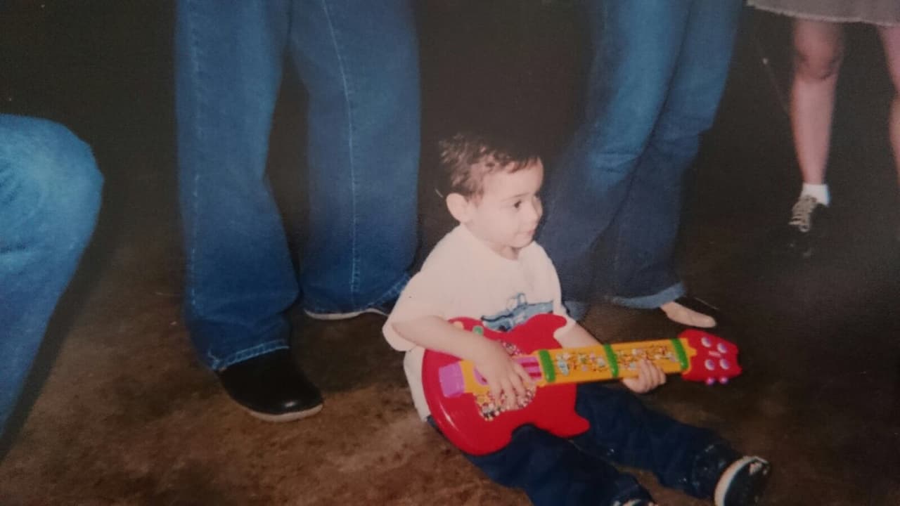 En su casa le dicen Seba, se describe como una persona valiente, confiable y amistoso y se molesta cuando las cosas no le salen bien.