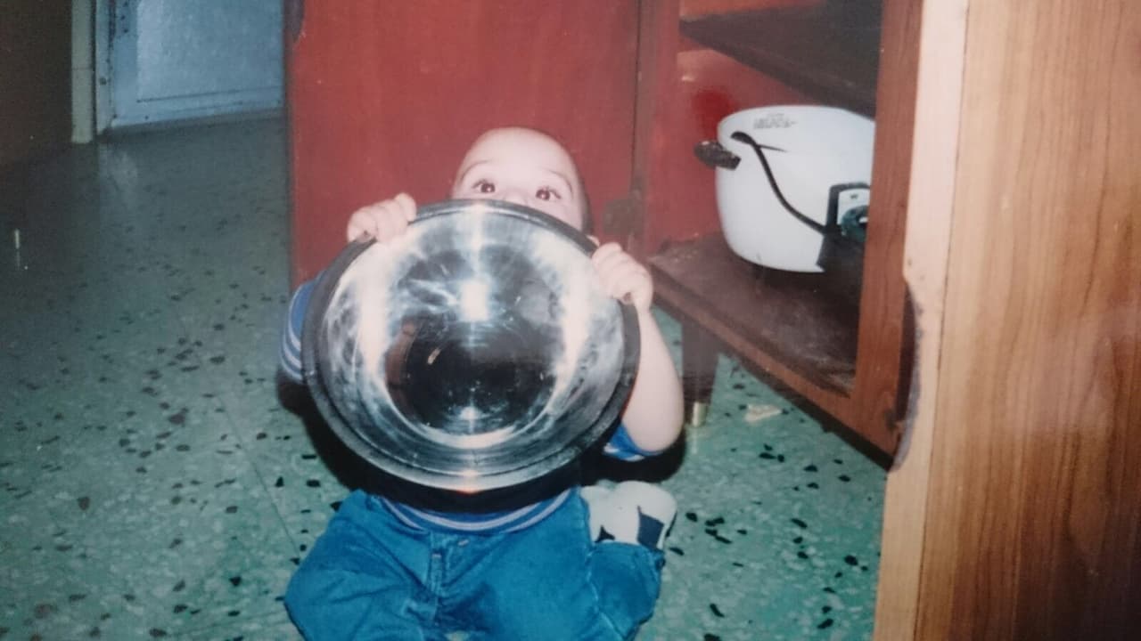 En su casa le dicen Seba, se describe como una persona valiente, confiable y amistoso y se molesta cuando las cosas no le salen bien.