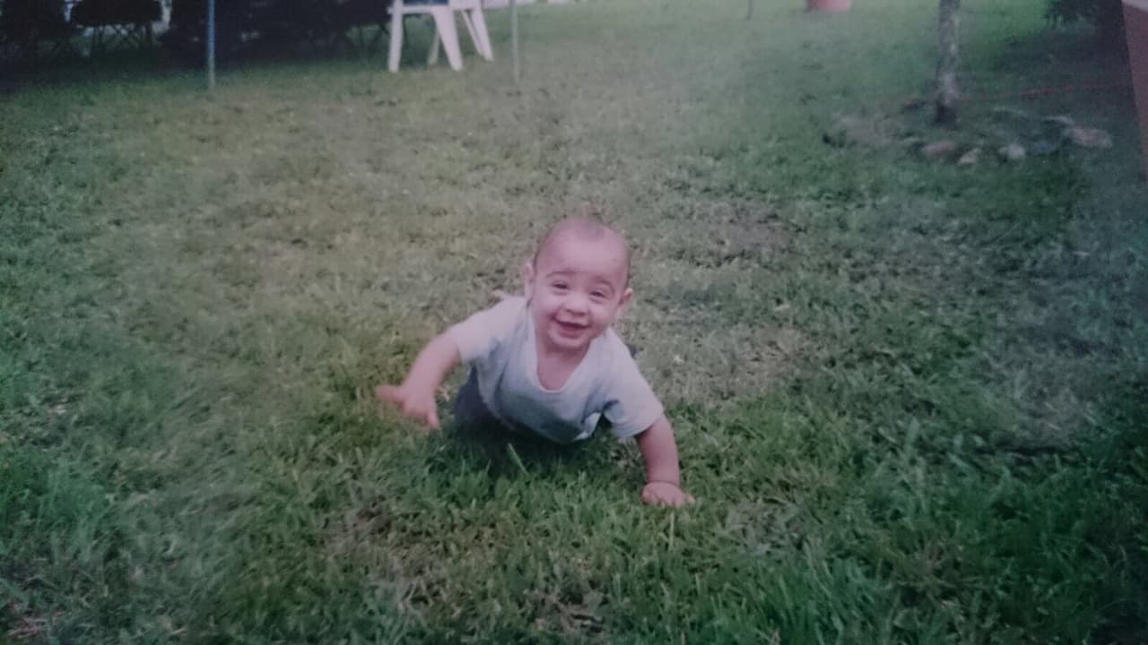 En su casa le dicen Seba, se describe como una persona valiente, confiable y amistoso y se molesta cuando las cosas no le salen bien.