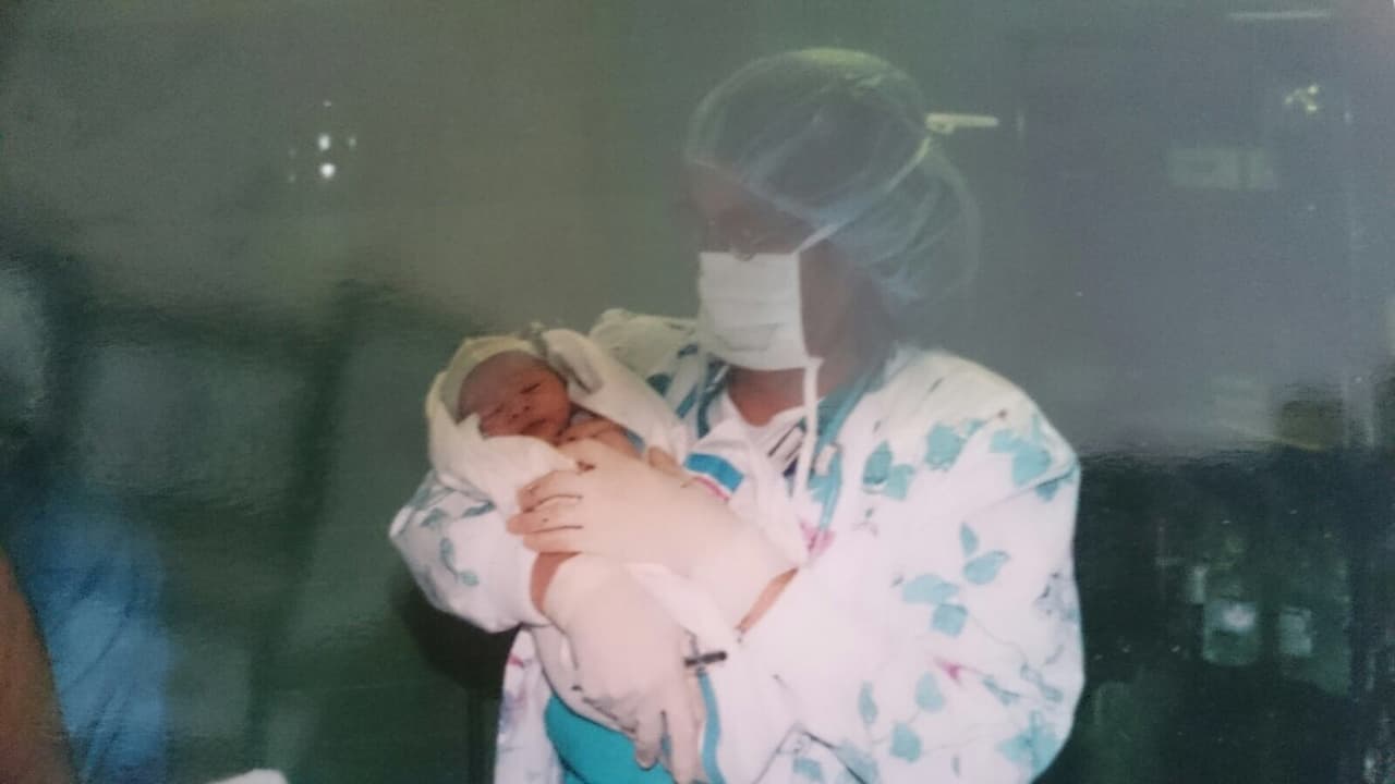 En su casa le dicen Seba, se describe como una persona valiente, confiable y amistoso y se molesta cuando las cosas no le salen bien.