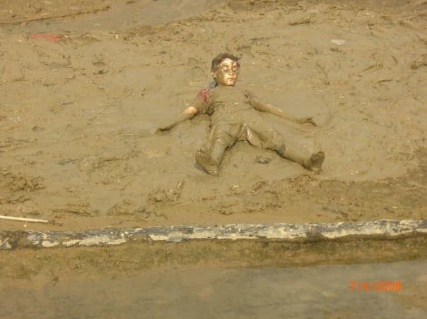 En su casa le dicen Seba, se describe como una persona valiente, confiable y amistoso y se molesta cuando las cosas no le salen bien.