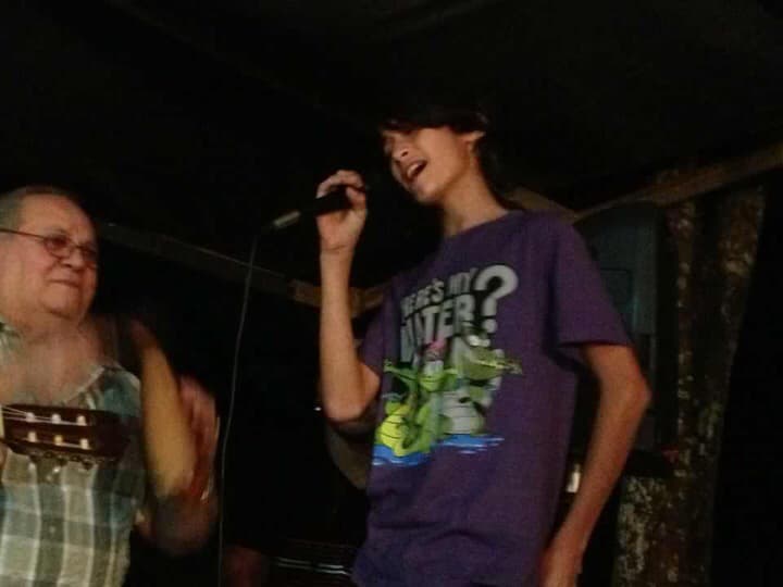 En su casa le dicen Seba, se describe como una persona valiente, confiable y amistoso y se molesta cuando las cosas no le salen bien.