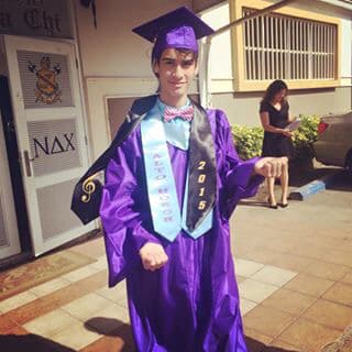 En su casa le dicen Seba, se describe como una persona valiente, confiable y amistoso y se molesta cuando las cosas no le salen bien.