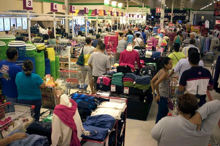 Largas filas en una de las tiendas de Vallarta para comprar productos básicos ante la llegada del huracán.