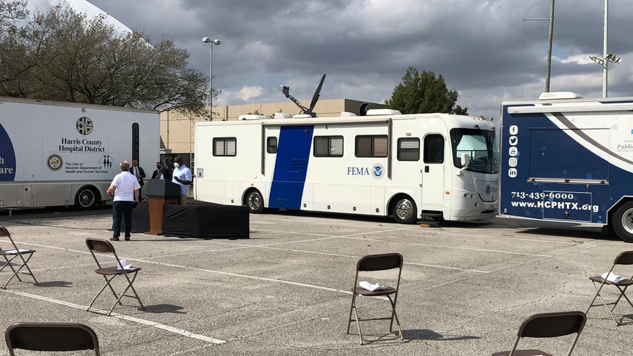 La pareja presidencial llegó a Houston este viernes para supervisar las medidas que se han tomado tras el azote de la tormenta invernal hace unos días.