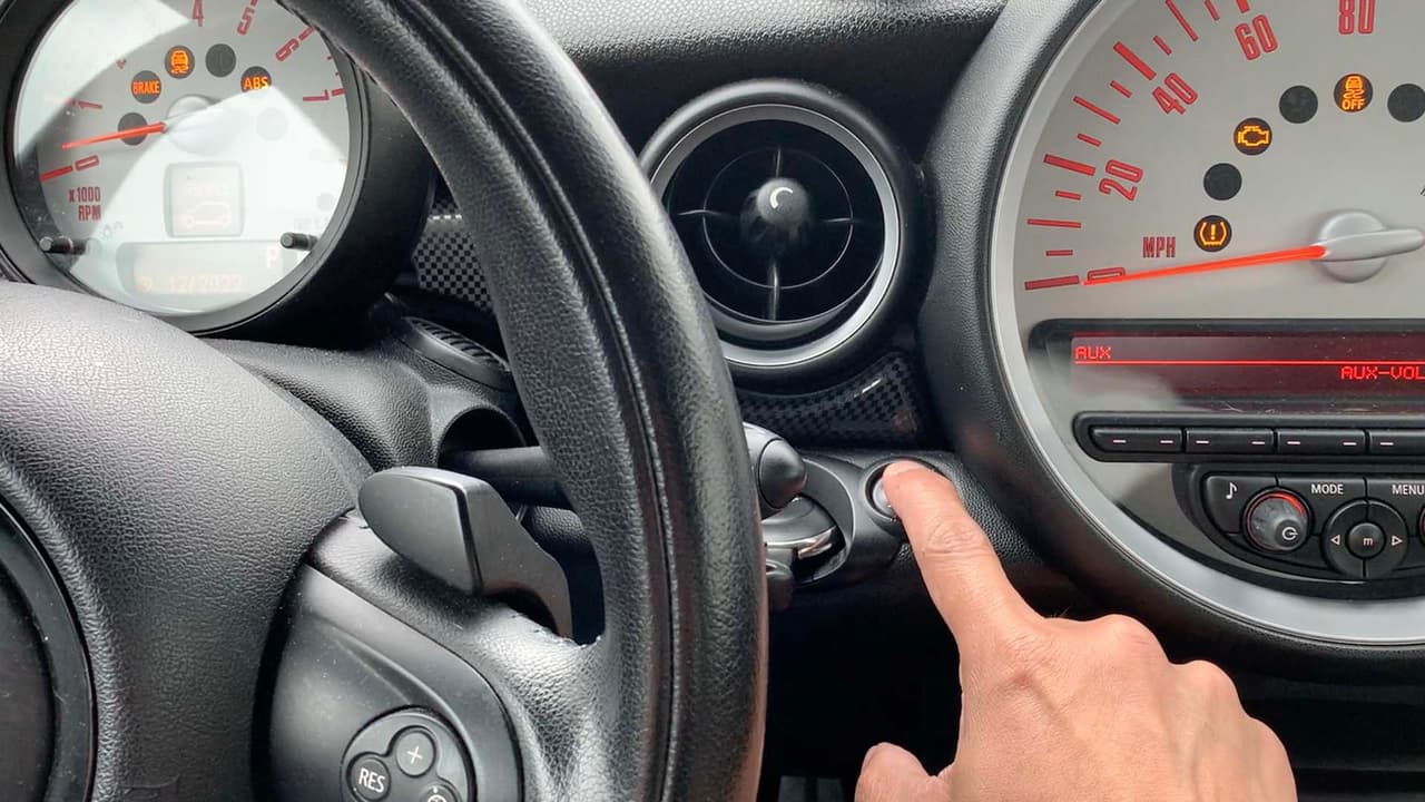 Al momento de encender el vehículo se tienen que prender todas las luces del tablero que se apagaran segundos después,
<b>pero si hay una que no encienda podría ser que algo anda mal o que fue alterado.</b>