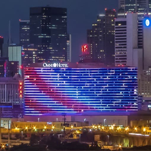 Edificios en el centro de Dallas brillaron con los emblemáticos colores de la bandera de EE.UU., para homenajear a los fallecidos del 11 de septiembre.
<br>