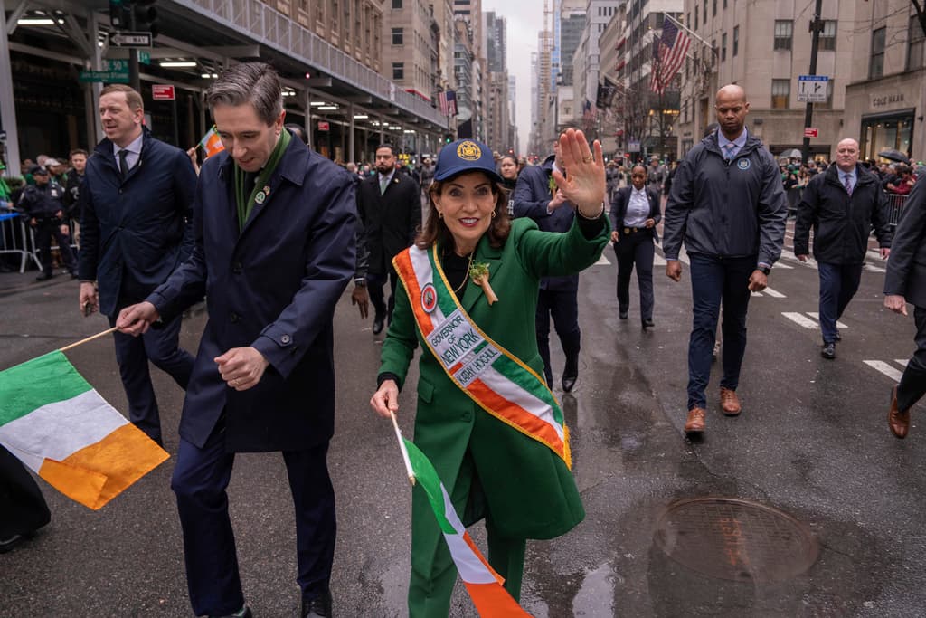 La gobernadora Kathy Hochul encabezó la marcha y aprovechó la ocasión para destacar sus propias raíces inmigrantes.