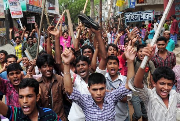 Ondeaban banderas nacionales, tocaban tambores y coreaban "¡Acción directa! ¡Pena de muerte!". Mediante un altavoz colocado en la parte trasera de un camión, un participante habló por el grupo: " Mi hermano ha muerto. Mi hermana ha muerto. Su sangre no será en vano".