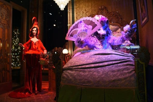 Las vitrinas navideñas de Saks FithAvenue están listas para ser admiradas por millones de visitantes. Con atuendos y accesorios lujosos que suman miles de dólares, las vitrinas se han convertido en un ícono de Nueva York. Mark Briggs, Jefe de Marketing y creativo para Saks Fifth Avenue, dijo en un comunicado que este año se han incorporado elementos nuevos , por lo que es una experiencia como ninguna otra ... una experiencia para recordar."