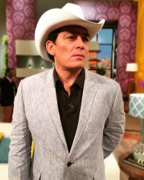 "Encontrar una persona o una aliada con quien desvelarme haciendo canciones o tejiendo canciones, con las estrellas, era hermoso", externó el hijo de Joan Sebastian.