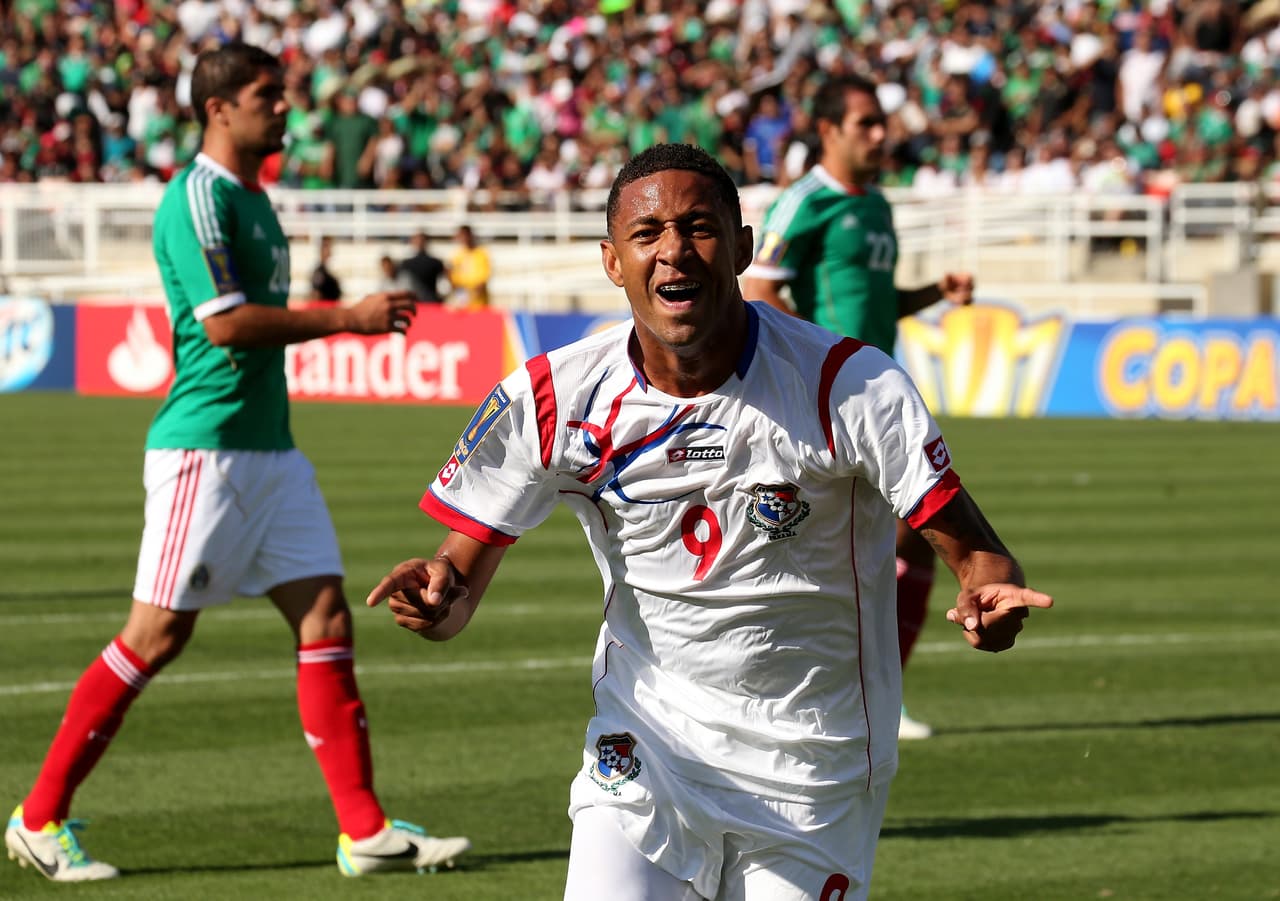 PASADENA, CA - JULY 07: Gabriel Torres #9 of Panama celebrates after scoring a goal on a penalty kick in the first half against Mexico during the first round of the 2013 CONCACAF Gold Cup at the Rose Bowl on July 7, 2013 in Pasadena, California. (Photo by Stephen Dunn/Getty Images)
