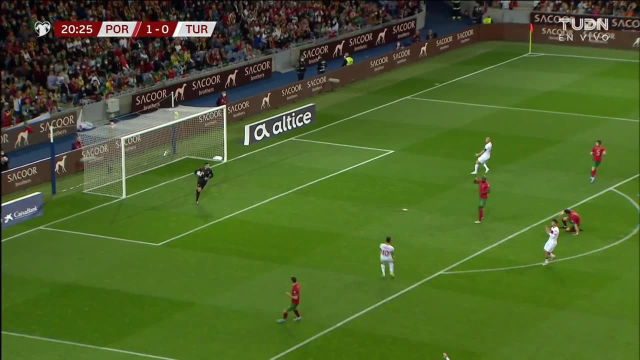 ¡TIRO ATAJADO! disparo por Cengiz Ünder.