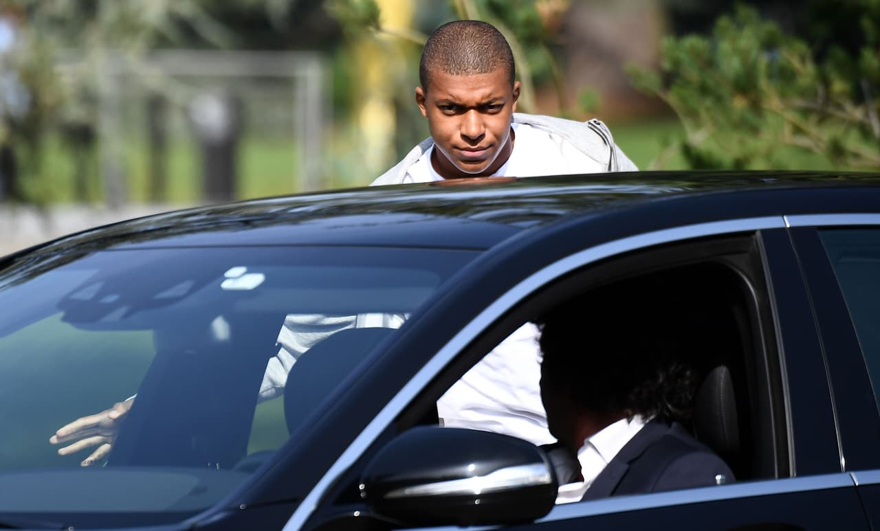 De esta manera, Mbappé siempre ha dependido de su familia y de varios choferes para poder movilizarse desde y hacia cualquier localidad. ¿Qué vehículos tiene a su disposición? ¡Echamos un vistazo!